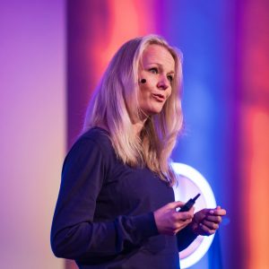 Foto van Miriam Boer op het podium tijdens een keynote